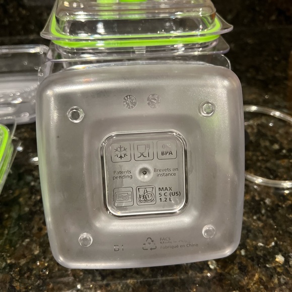 FoodSaver Vacuum sealer machine with foodsaver containers included, Bundle DEAL! - Picture 9 of 16